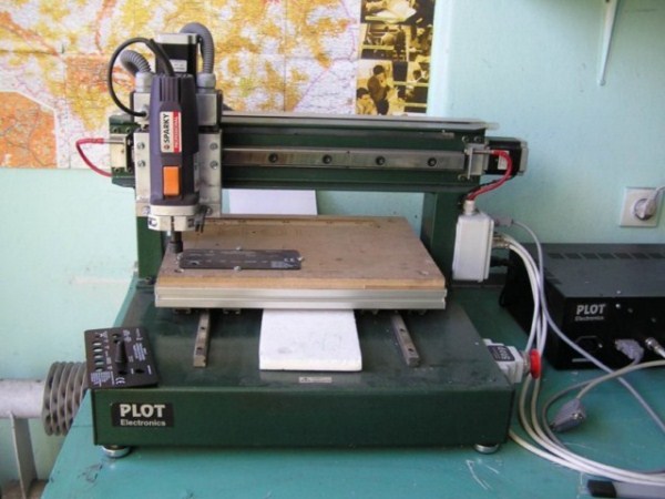 Z ruchomym stołem CNC-2005r.jpg