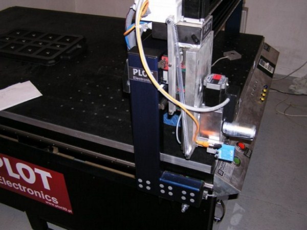 Pierwszy ploter tnący z głowicą oscylacyjną i skanerem laserowym-2005r.jpg